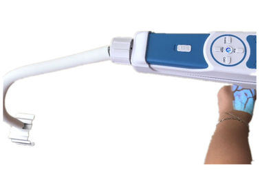 Vena adulta del bebé que localiza el dispositivo con la ayuda móvil o fija sin manos opcional sin el laser